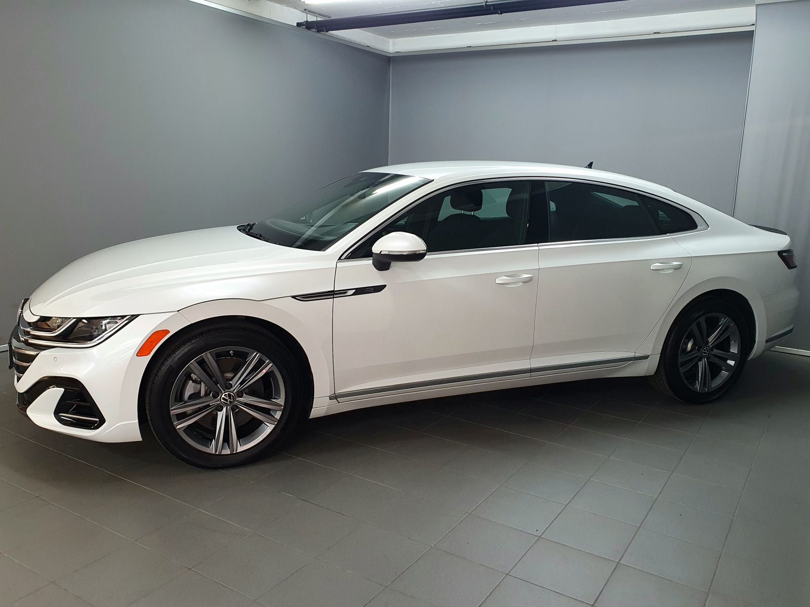 Volkswagen Arteon 2.0FSI DSG R-Line ACC IQ.LIGHT RFK AppCon foto 2