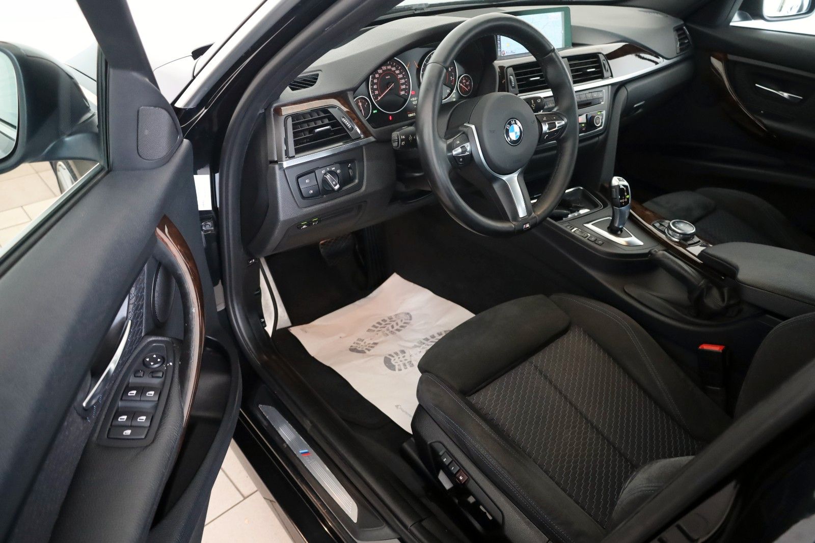 Fahrzeugabbildung BMW 328 i xDrive Touring,M Sport,Panorama,HUD,Kam+WR