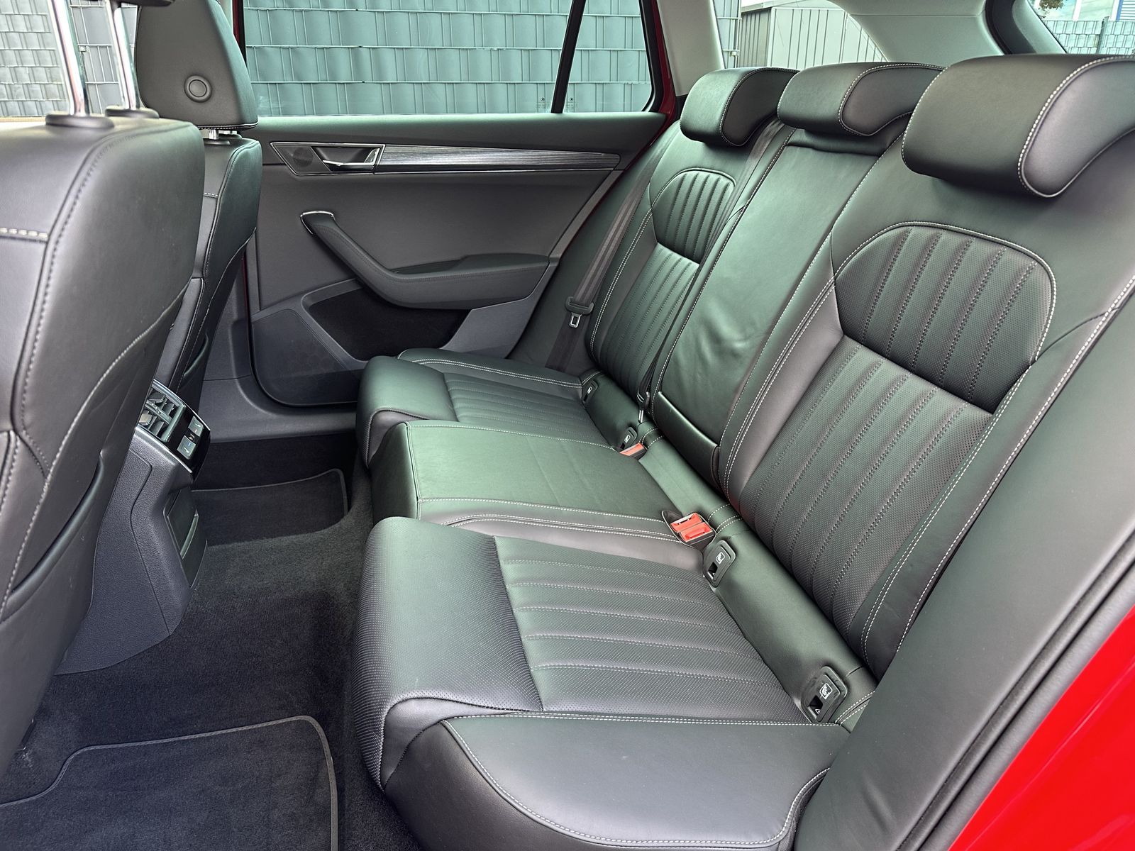 Fahrzeugabbildung SKODA Superb Combi 2.0 TDI DSG Premium Ed NAV+LED+PANO