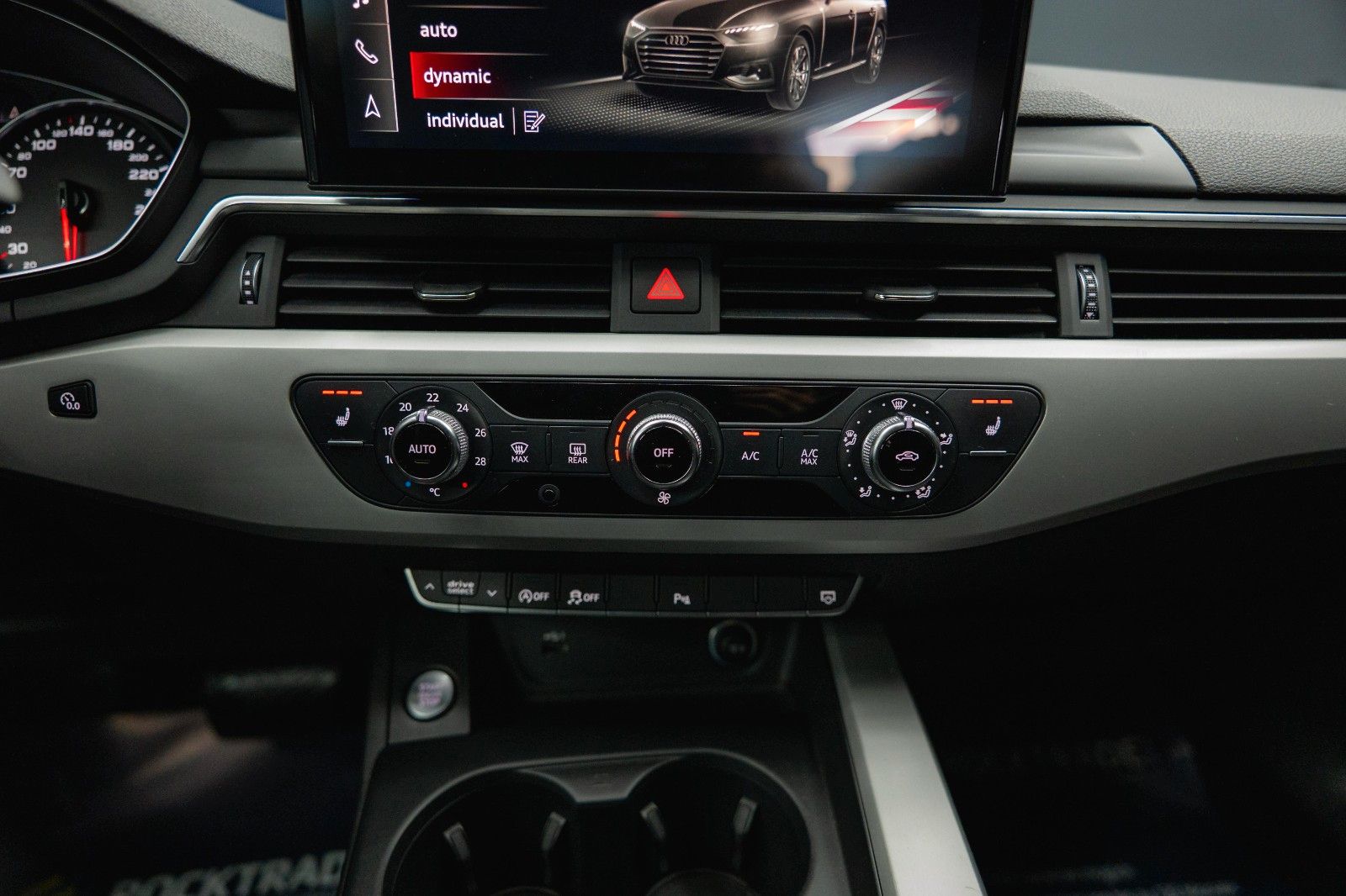 Fahrzeugabbildung Audi A4 Lim. 40 TFSI advanced Sport *DAB*LED*ACC*