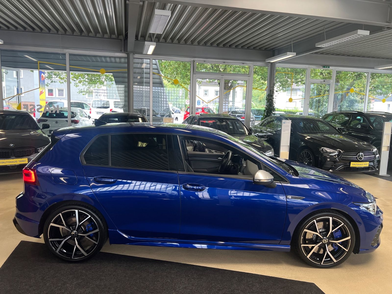 Fahrzeugabbildung Volkswagen Golf VIII Lim. R 4Motion *LAPIZ BLUE*KAMERA*IQ*
