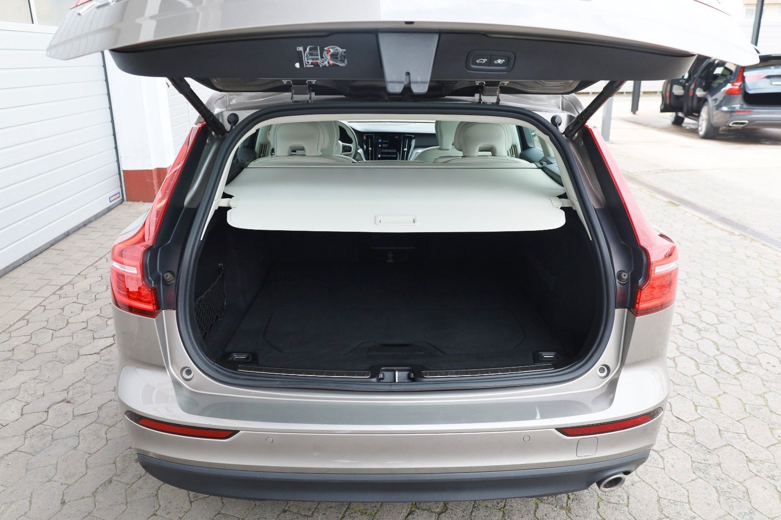 Fahrzeugabbildung Volvo V60 Kombi Momentum Pro T.Leder,Navi,LED,IntelliS