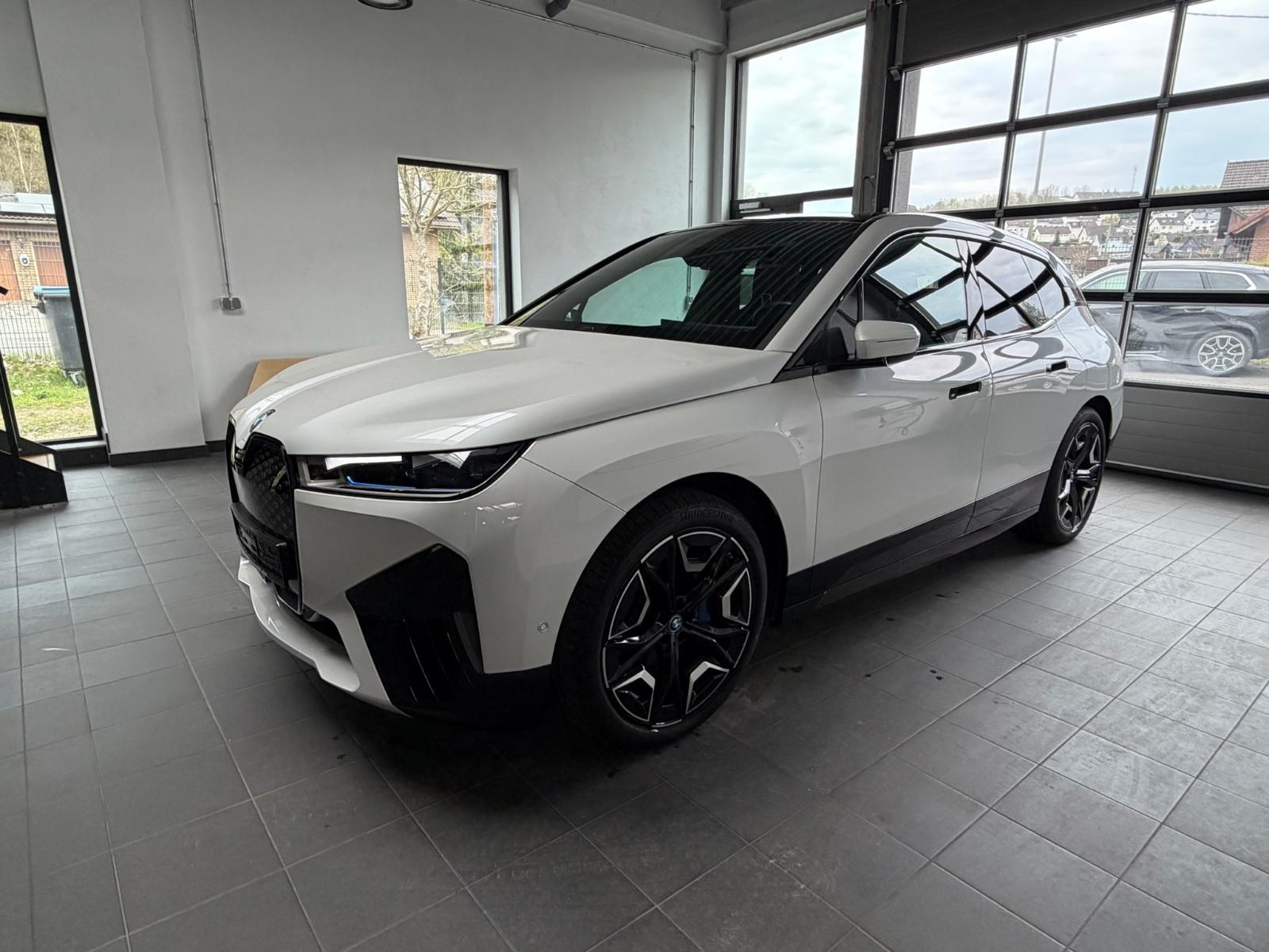 BMW iX 50 xDrive Sport Pano_AHK_Laser_Naturleder_HUD