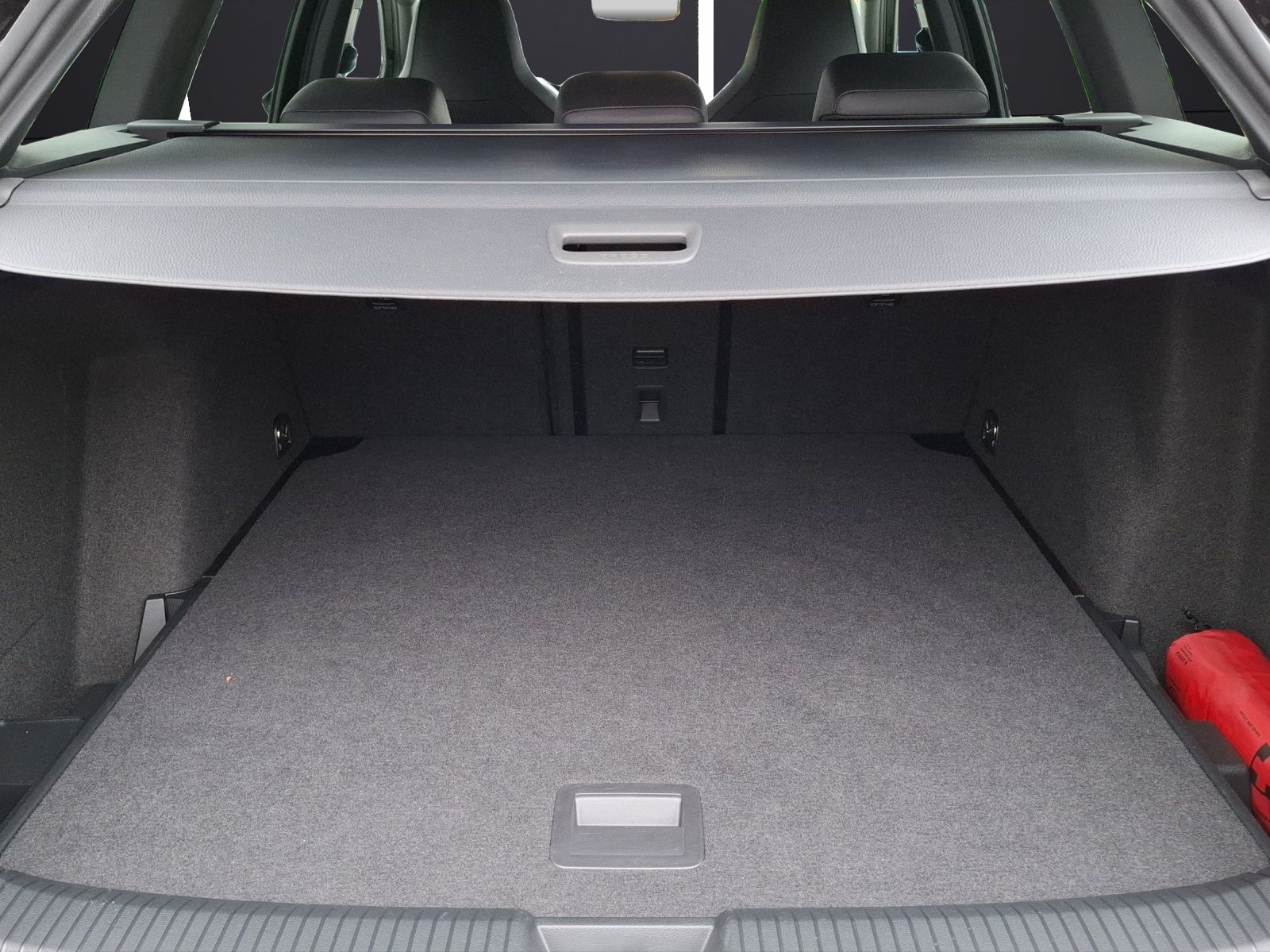 Fahrzeugabbildung Volkswagen Golf VIII Variant eTSI R-Line DSG LED Navi AID A