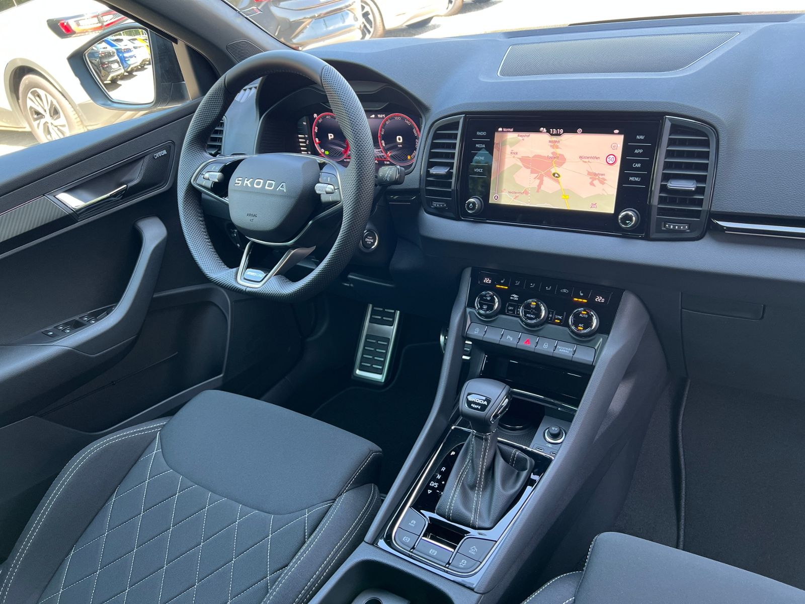 Fahrzeugabbildung SKODA Karoq Sportline 2.0 TSI 4x4 DSG *CANTON, AHK, 19