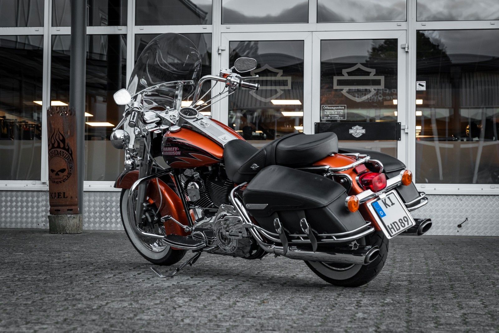 Fahrzeugabbildung Harley-Davidson FLHRC Road King Classic - BLACK BEAR - SELTEN