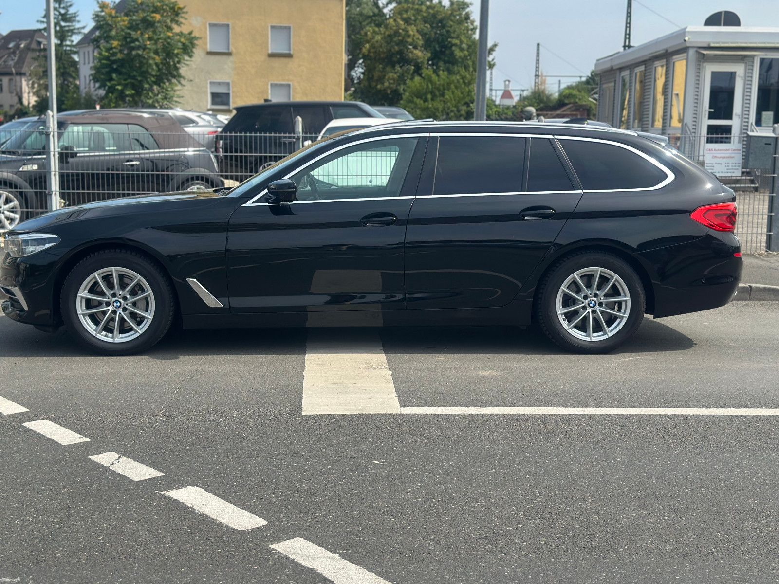 Fahrzeugabbildung BMW 530 d TOURING LUXURY LINE*AHK+PANO+MOD.2020*
