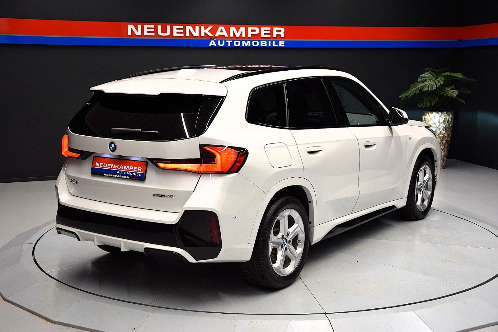 Fahrzeugabbildung BMW X1 sDrive 20 i M Sport Pano ACC HuD Memory H&k
