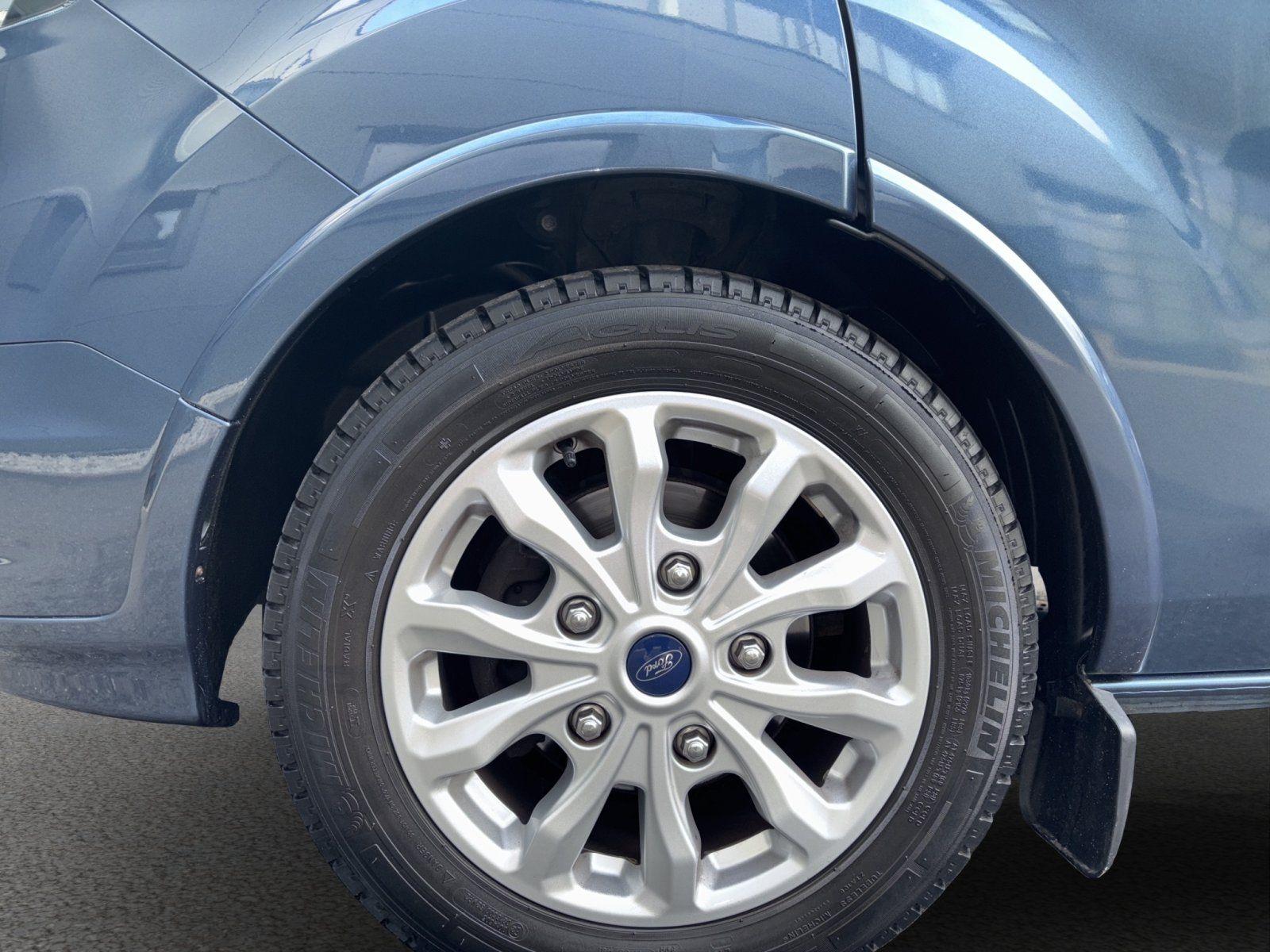 Fahrzeugabbildung Ford Tourneo Custom 2.0 TDi 320 L1 Titanium