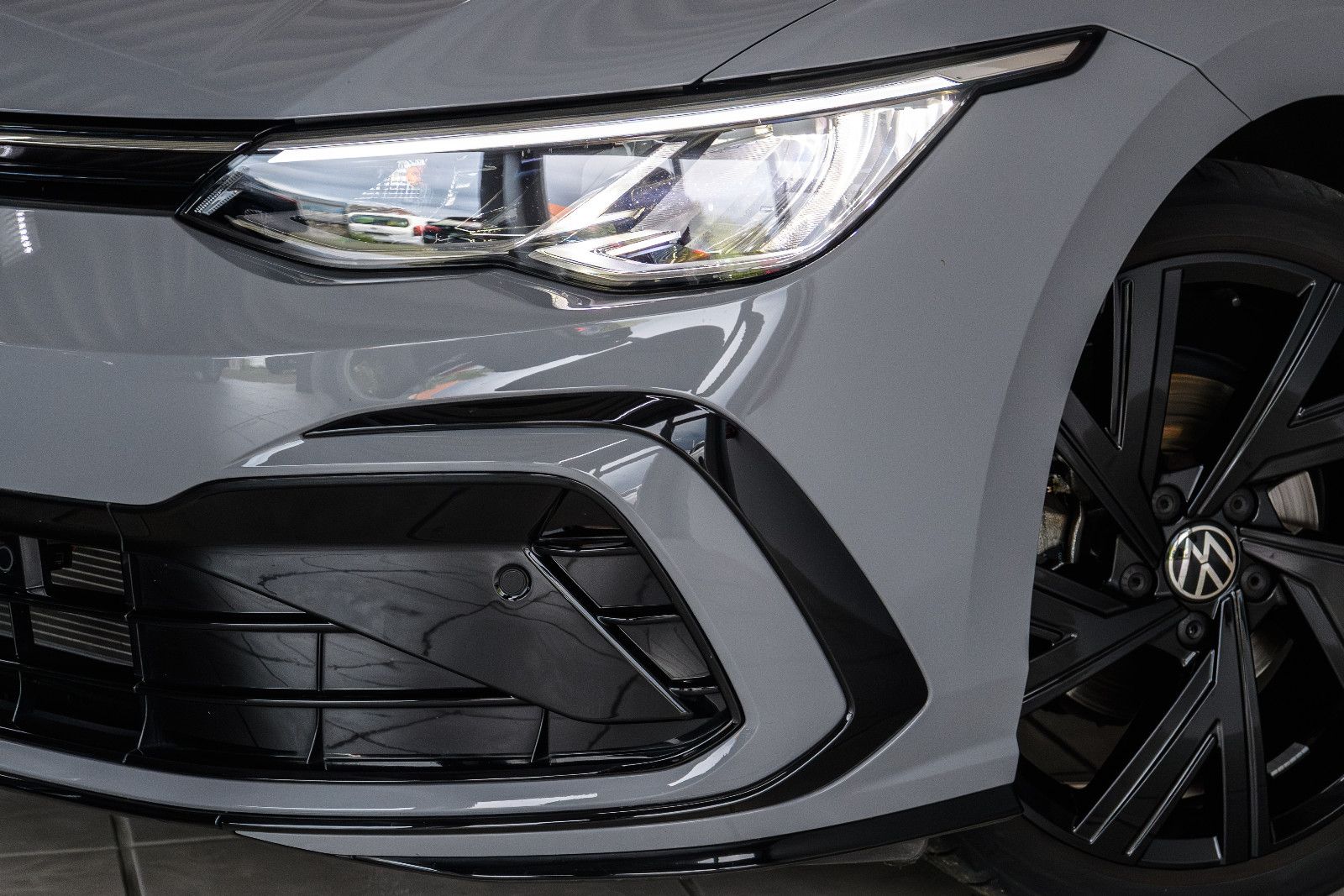 Fahrzeugabbildung Volkswagen Golf VIII R-Line 1.5 eTSI LED+KAMERA+APP+SHZ