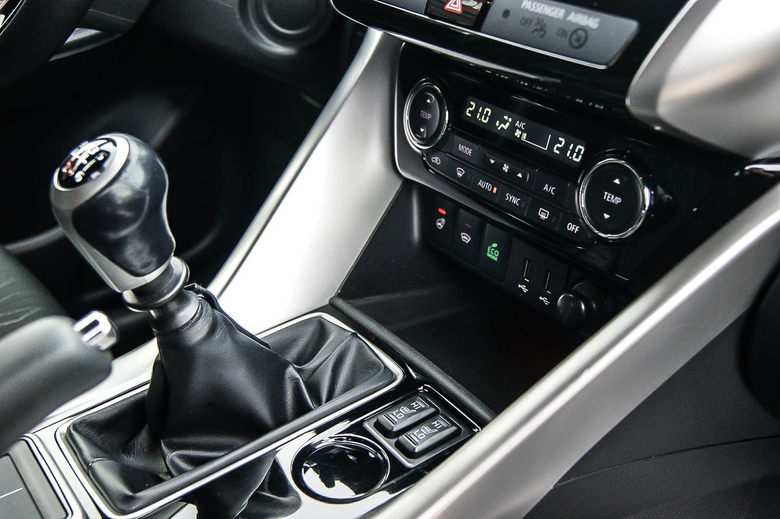 Fahrzeugabbildung Mitsubishi Eclipse Cross Intro Edition2WD 1HAND LED HEAD-UP