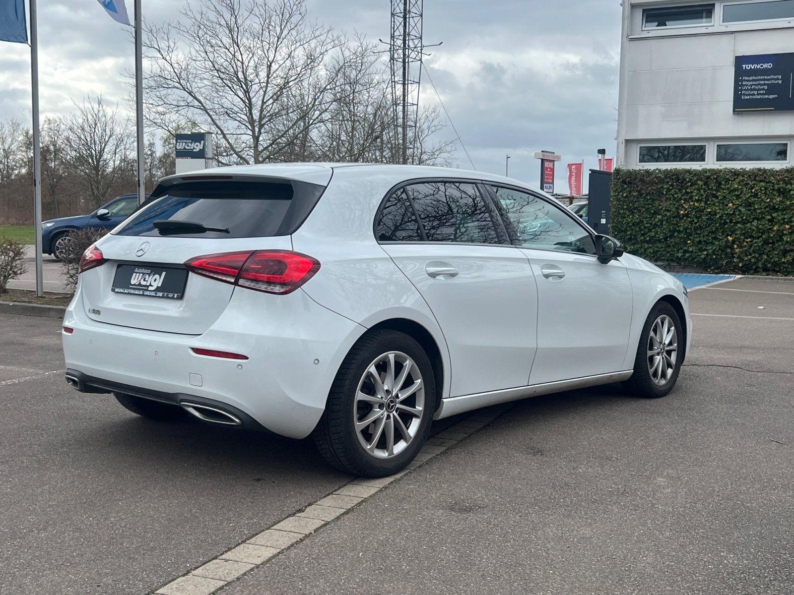 Fahrzeugabbildung Mercedes-Benz A 180 +Automatik+Parkassistent+Navigation