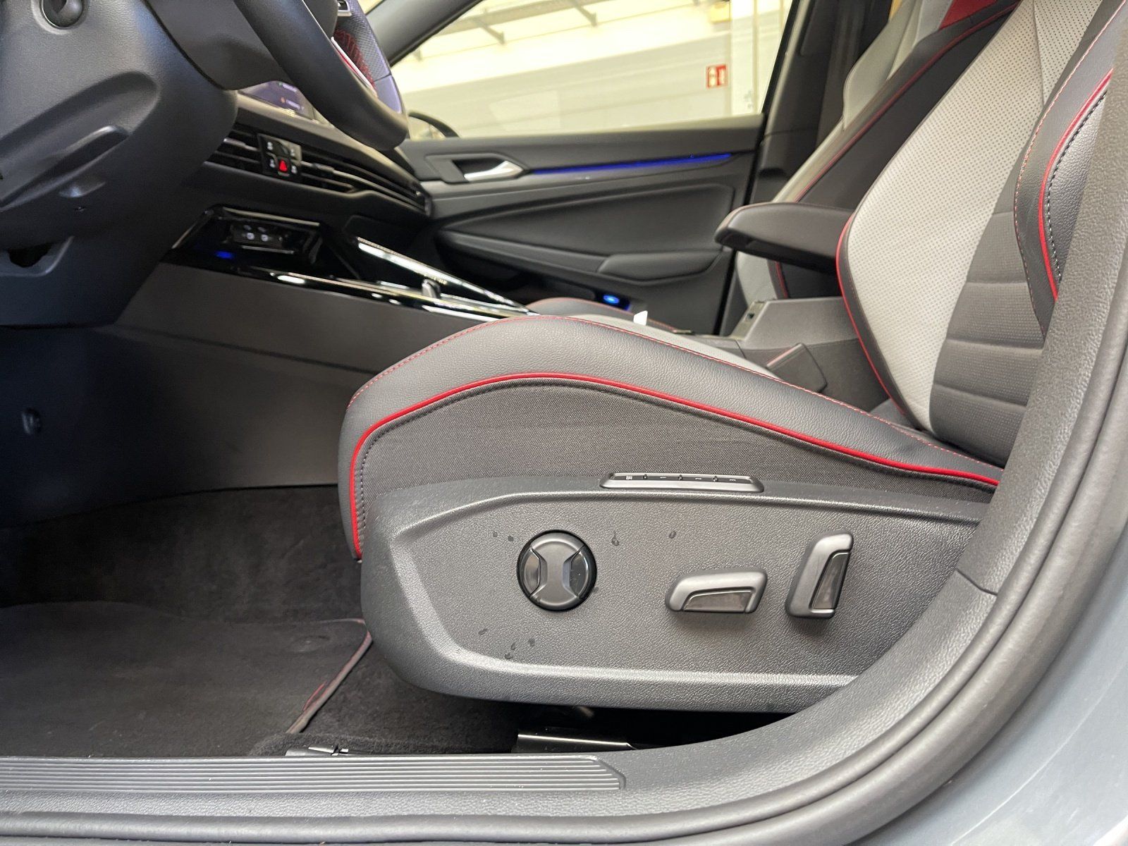 Volkswagen Golf VIII 2.0 TSI GTI Clubsport AUT Leder Navi foto 10