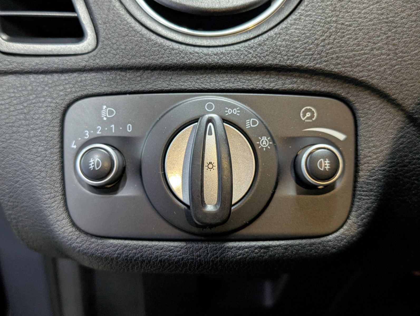 Fahrzeugabbildung Ford S-MAX Titanium SHZ*PDC*TEMP*NAVI*7 SITZER