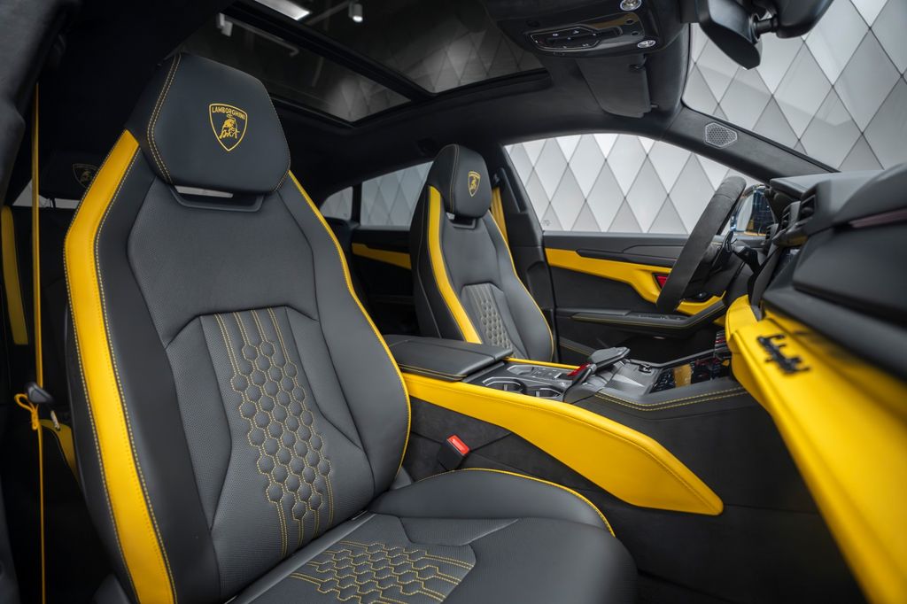 Urus 4.0 V8 SE 2026 BLACK/YELLOW AKRAPOVIC CARBO - Bild 16