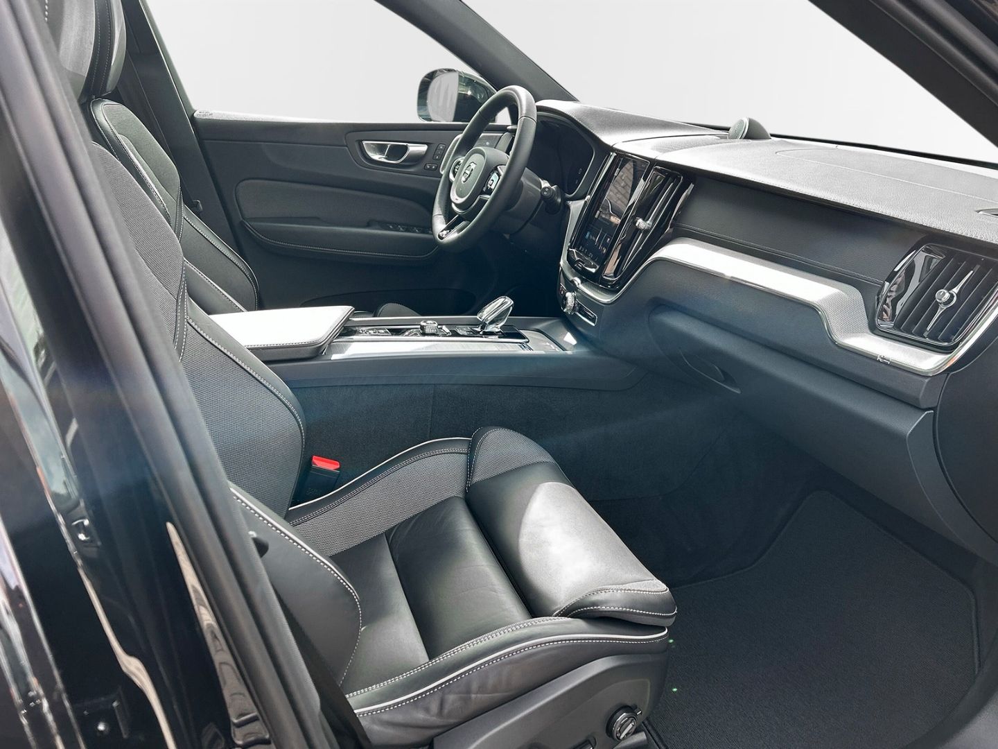 Volvo XC60 B4 Diesel AWD Ultimate Dark 20'' ACC AHK B& foto 3