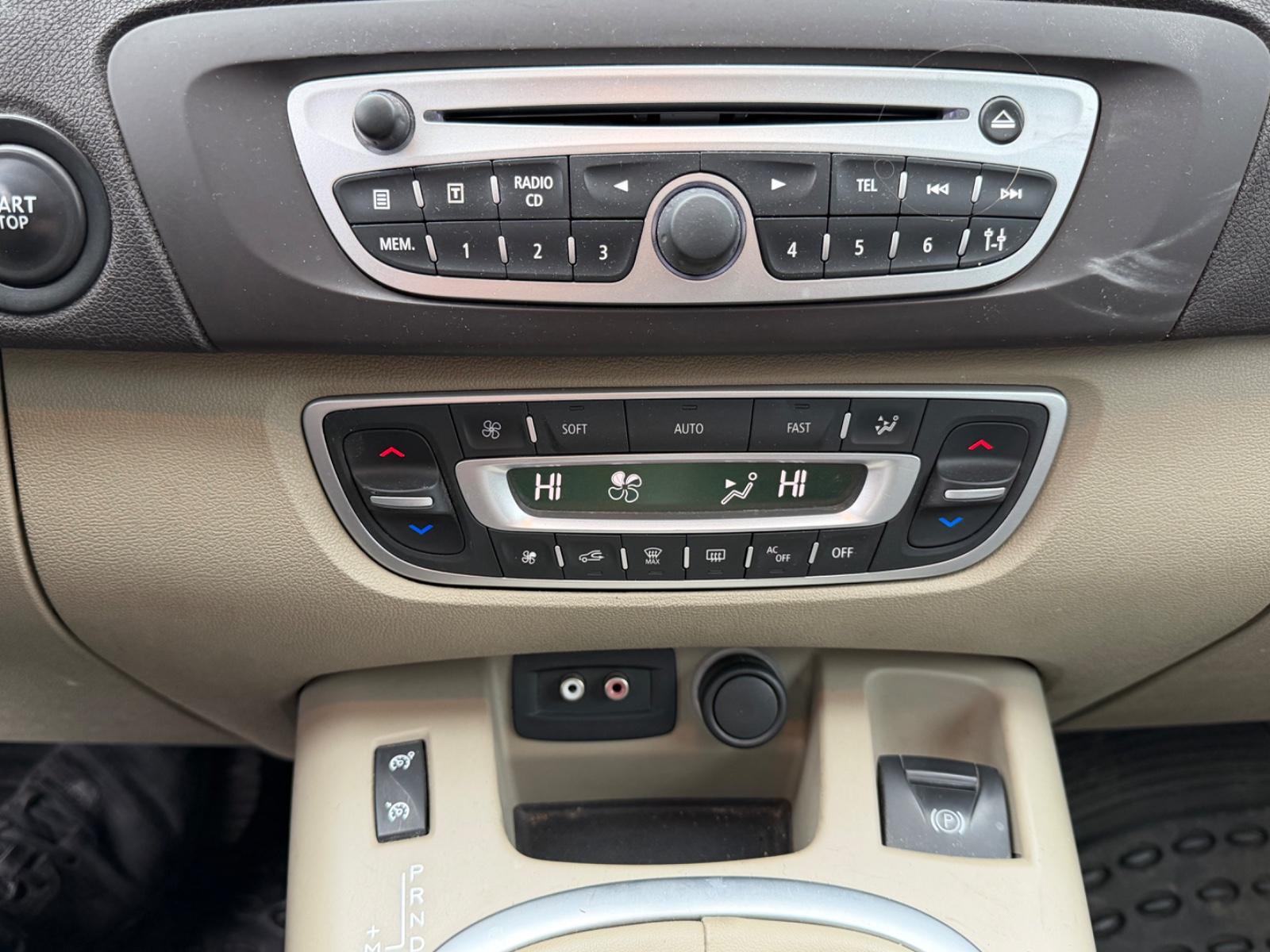 Renault Scenic 2010 — photo 16