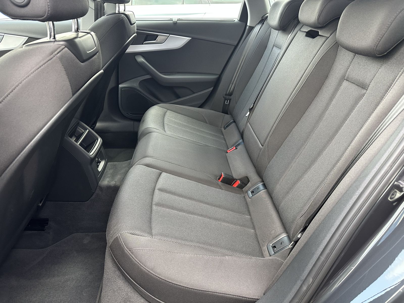 Fahrzeugabbildung Audi A4 Avant 40 TDI Qu Advanced NAV+MATRIX+AHK+ACC