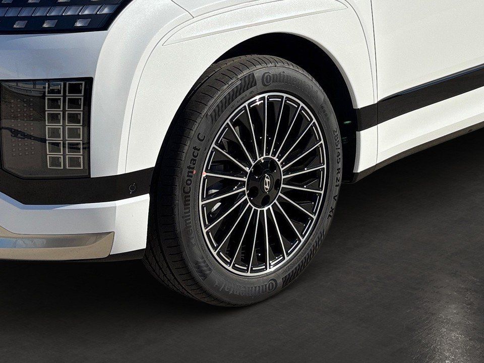 Fahrzeugabbildung Hyundai IONIQ 9 6-Sitzer 110kWh 307PS AWD UNIQ