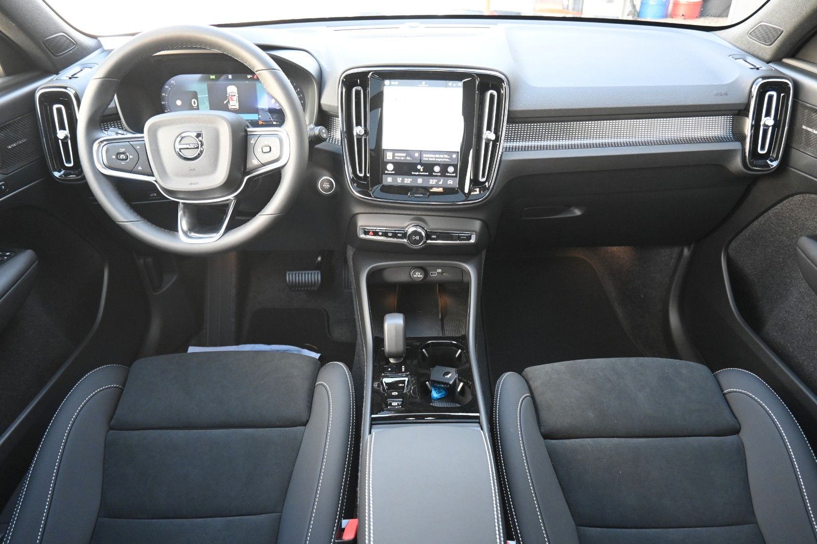 Fahrzeugabbildung Volvo XC40 B4 DKG Ultra Black Edition*STDHZG*360°*ACC