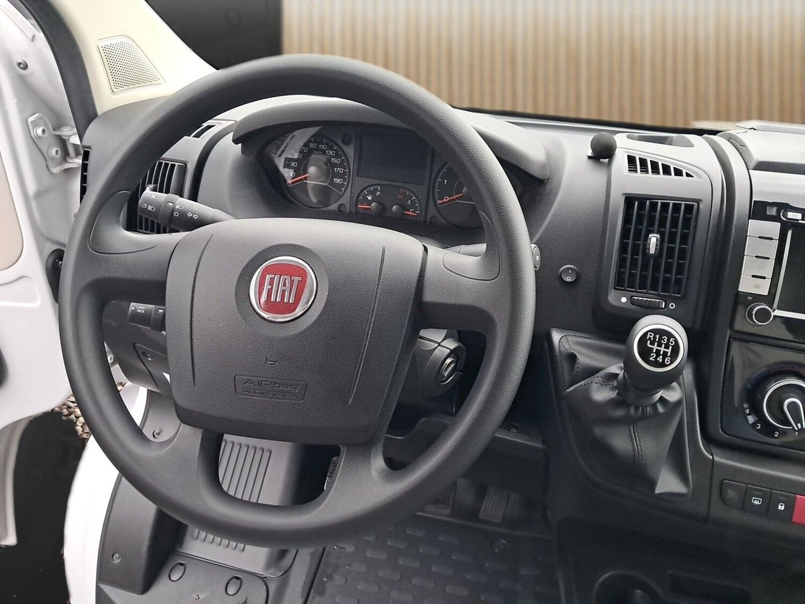 Fahrzeugabbildung Carado Clever CV E 600 RK, Markise, Tempomat, Radio