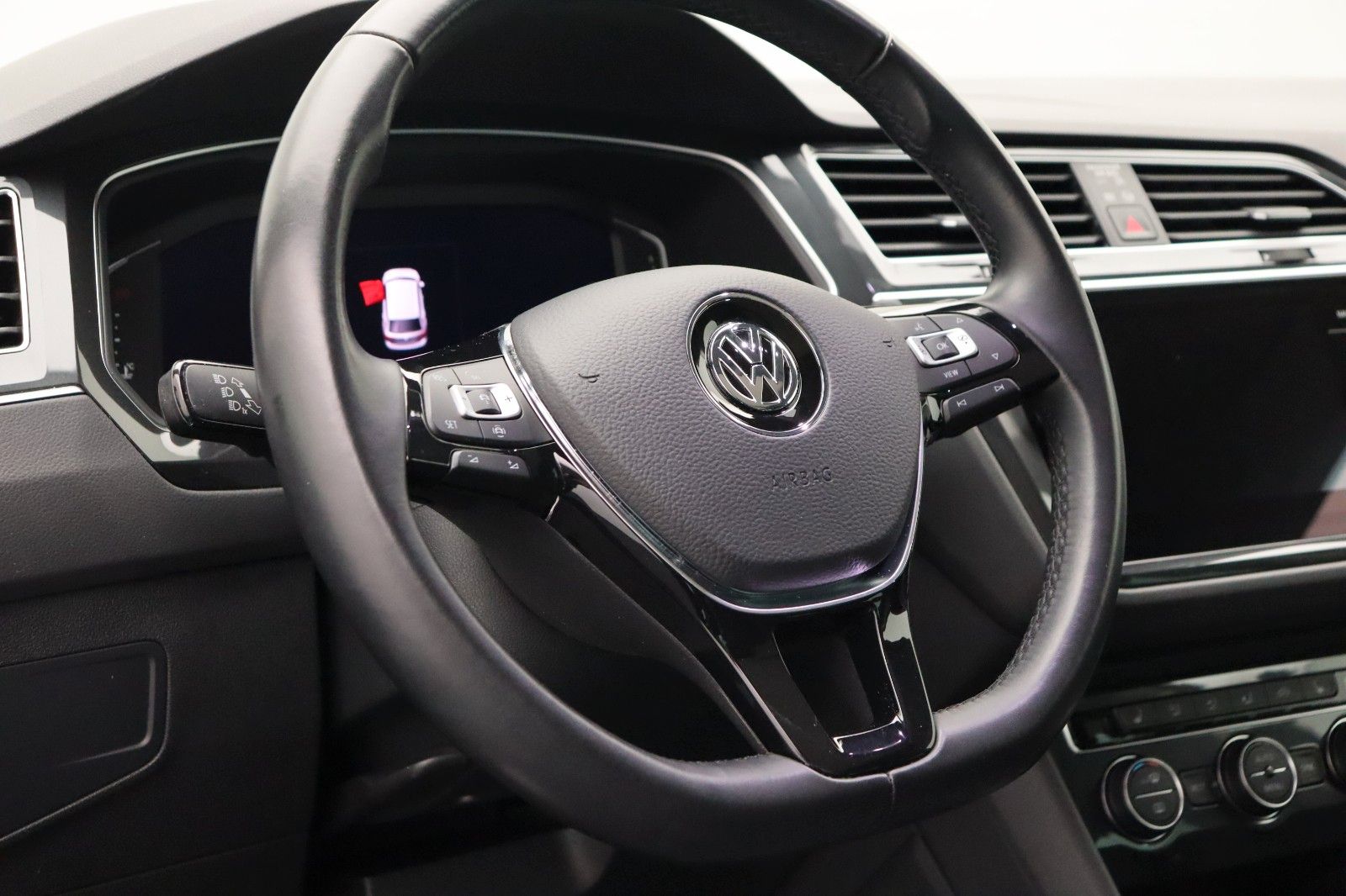 Fahrzeugabbildung Volkswagen Tiguan IQ.DRIVE 4Motion  ACC Navi AHK PDC