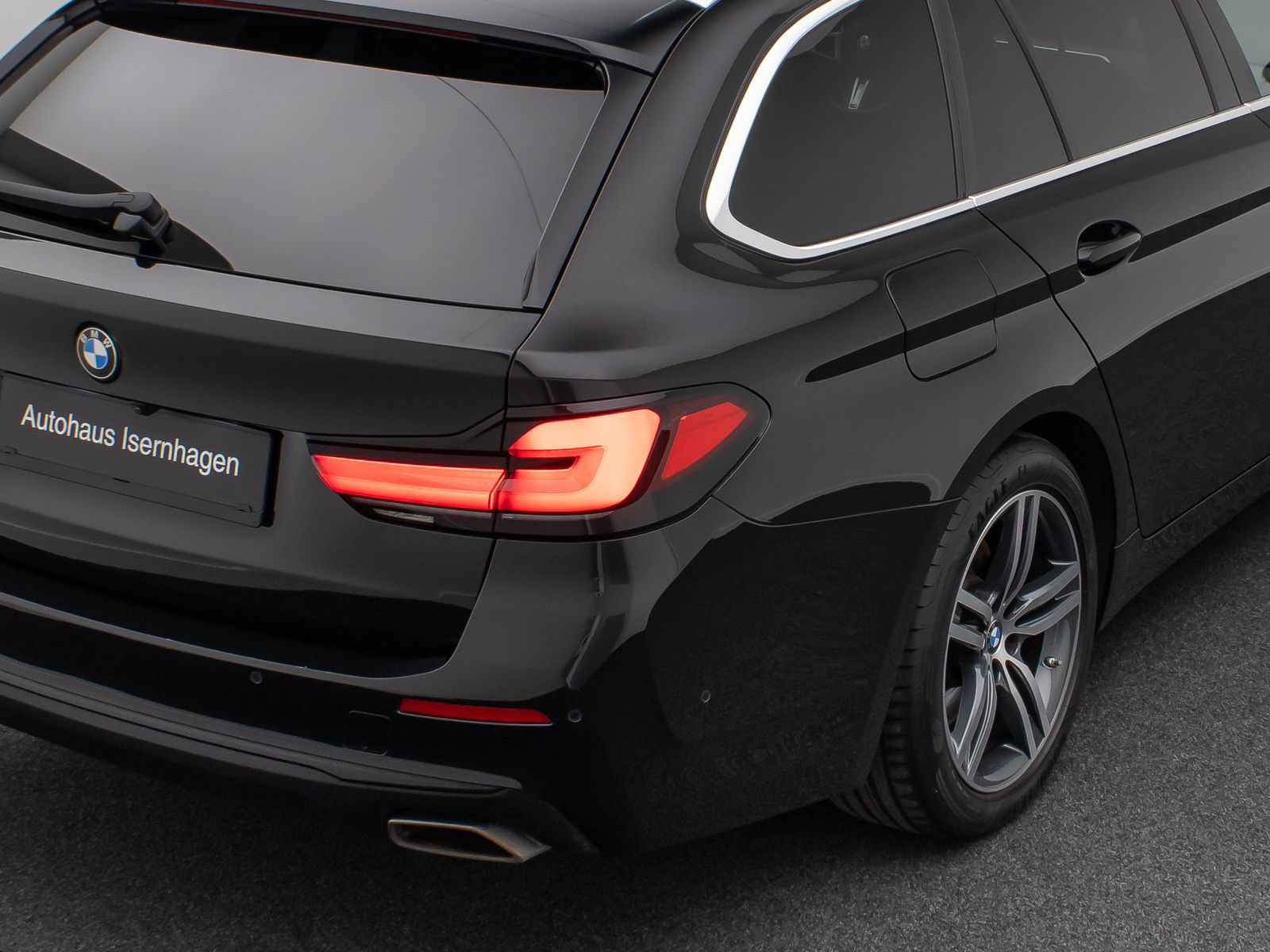 Fahrzeugabbildung BMW 530d xD Alarm HUD DAB Kamera DisplayKey Panorama