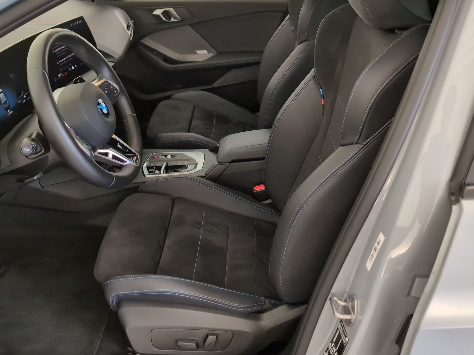 BMW 120d Limousine M Sport Navi LED 360° ACC HiFi Na foto 3