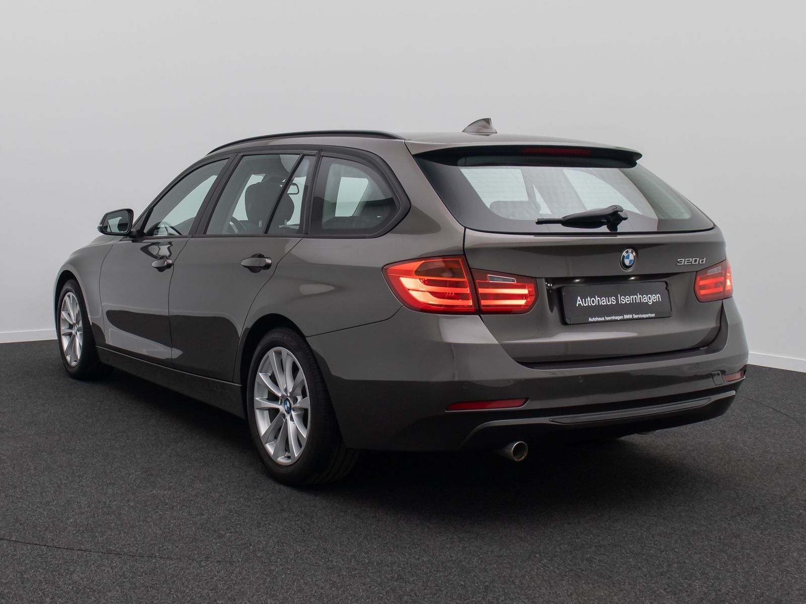 Fahrzeugabbildung BMW 320d GeschwindigReg HUD HiFi Xenon AHK Panorama