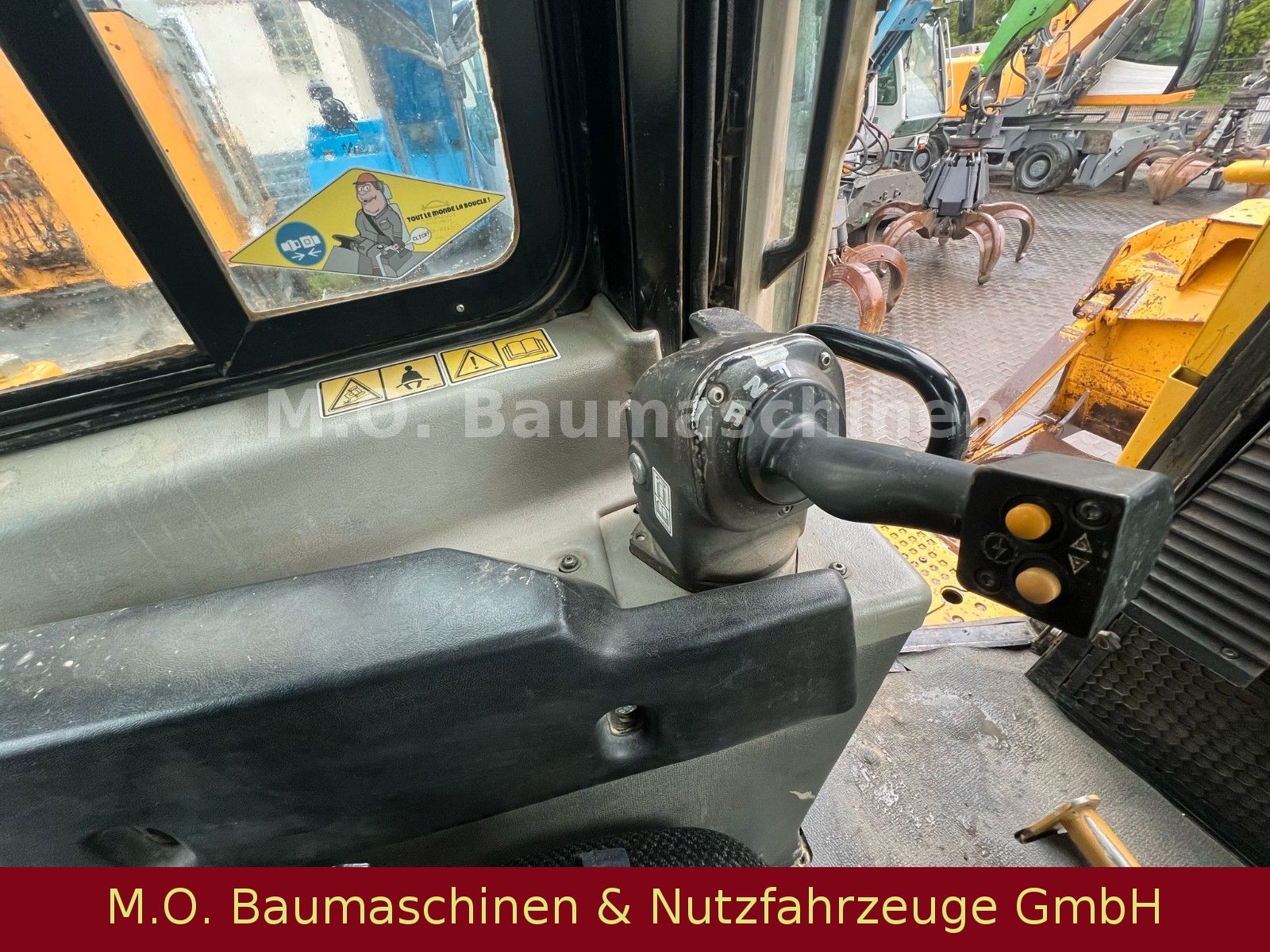 Fahrzeugabbildung CAT D6 T XL  / 4. Wegeplanierschild /Ripper /