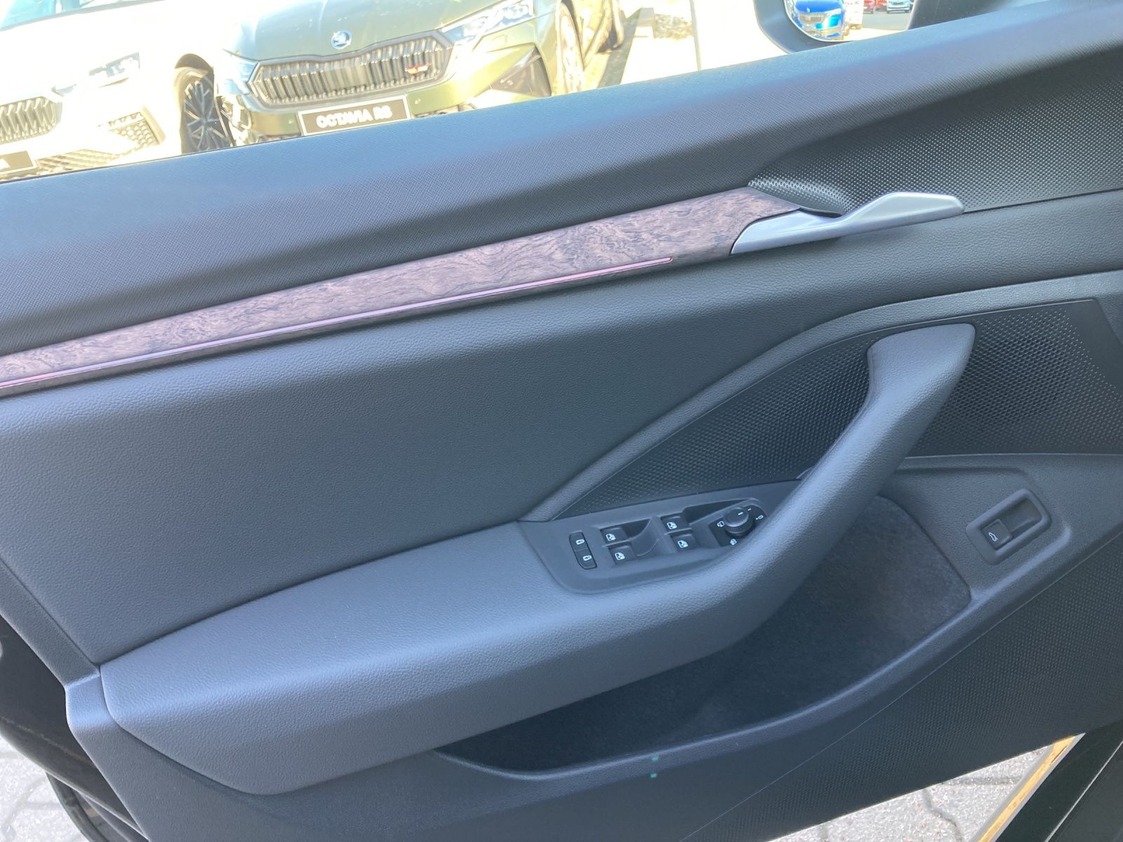 Fahrzeugabbildung SKODA Superb Combi 2.0 TDI L&K, DSG, AZV, Matrix, Navi
