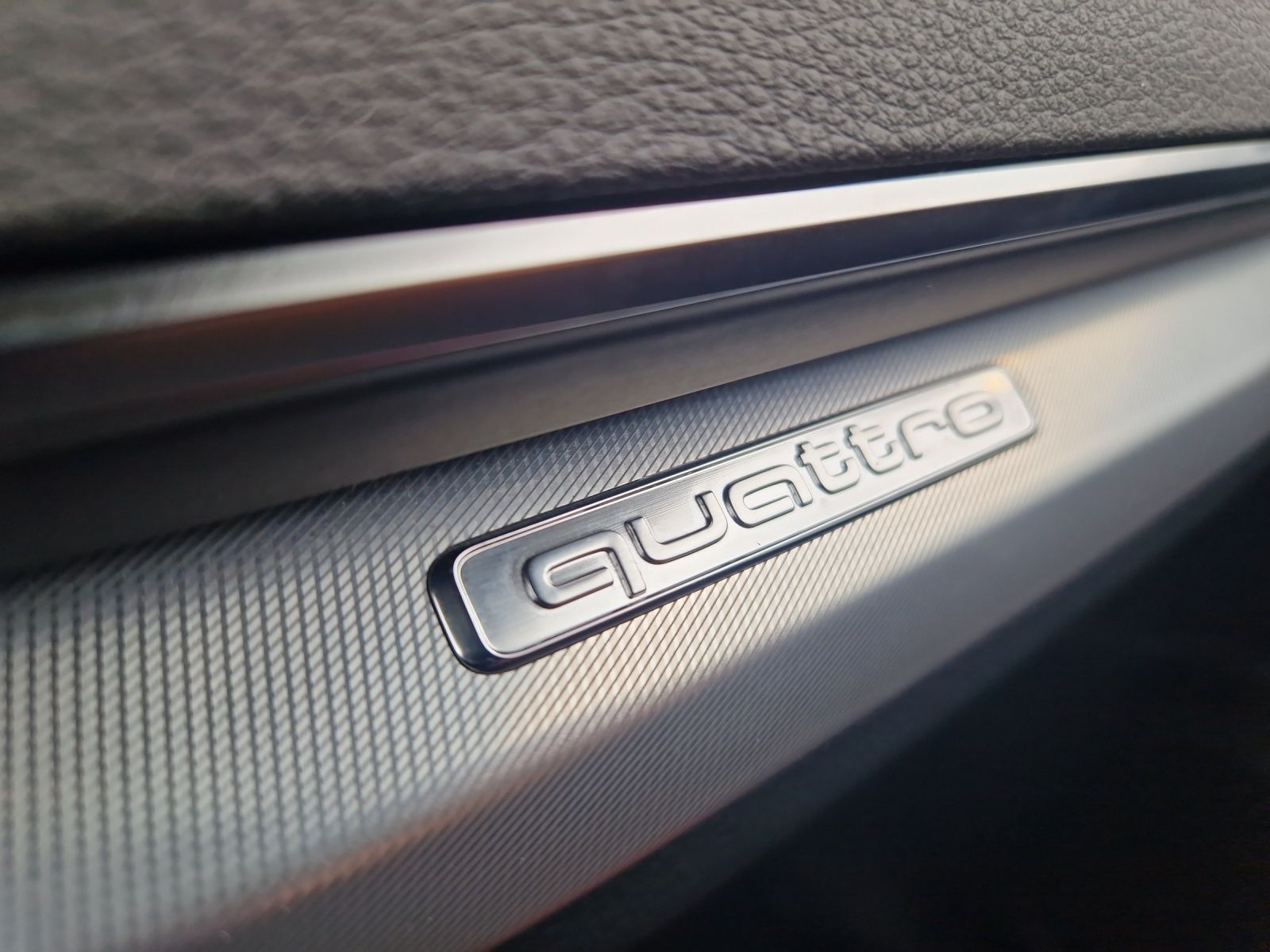 Fahrzeugabbildung Audi Q5 40 TDI quattro S line Navi RearView