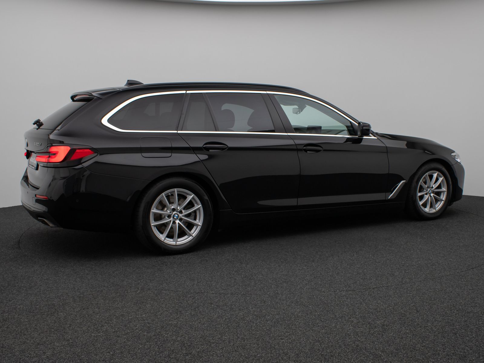 Fahrzeugabbildung BMW 520d Panorama Kamera DAB HiFi ACC Alarm M Sport