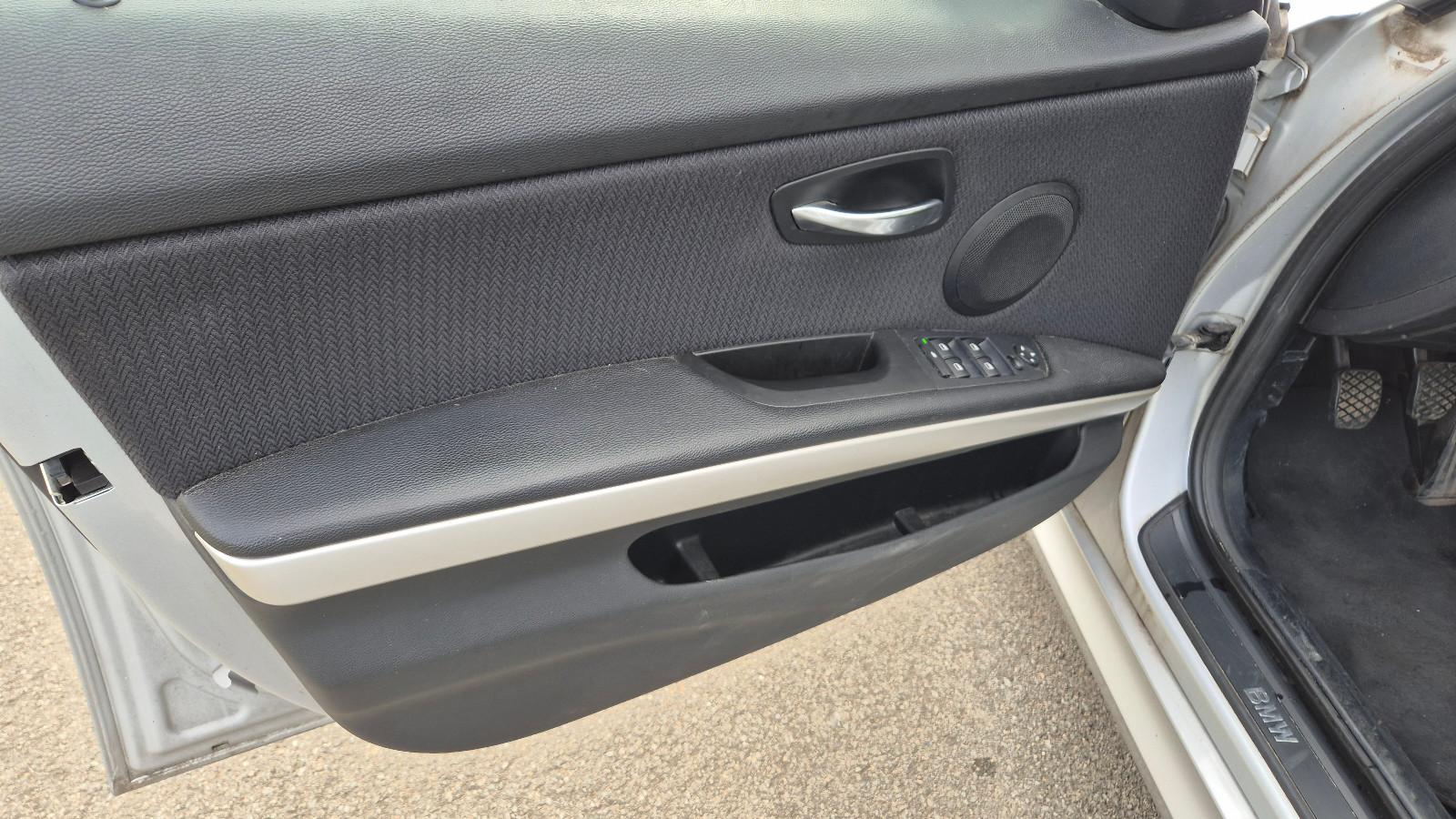 BMW 320 2010 — photo 8