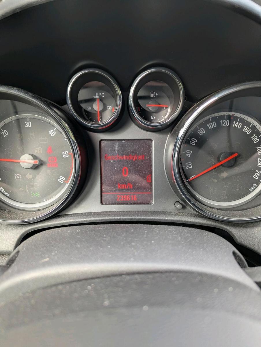 Opel Astra 2011 — photo 12