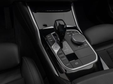 Fahrzeugabbildung BMW 320d xD SportLine HUD DAB 360°Stop&Go Alarm AHK