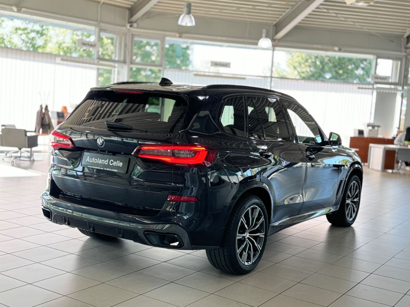 Fahrzeugabbildung BMW X5 xD25d M Sport Panorama Kamera HUD DAB H/K AHK