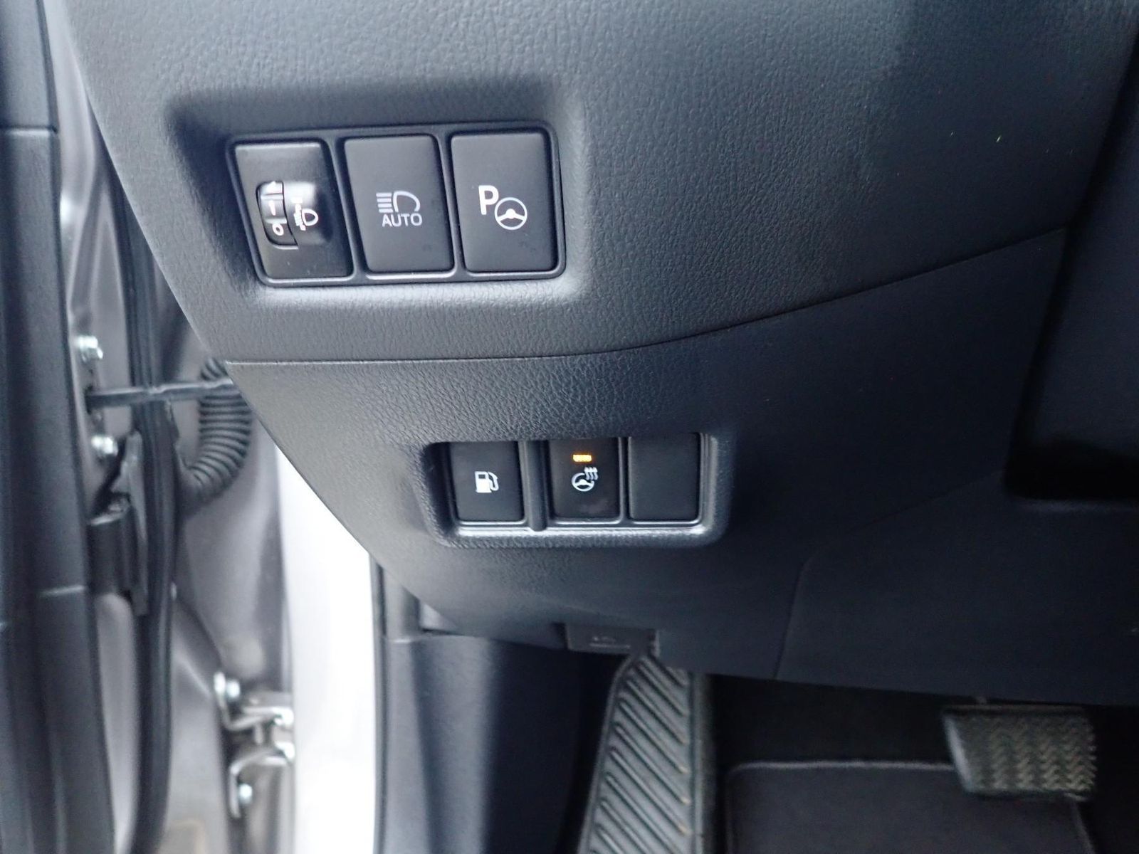 Fahrzeugabbildung Toyota C-HR Hybrid Team D