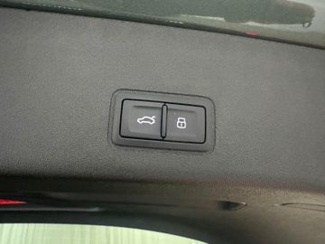 Audi Q3 TFSI 110 kW AHK*StHz*Panodach*