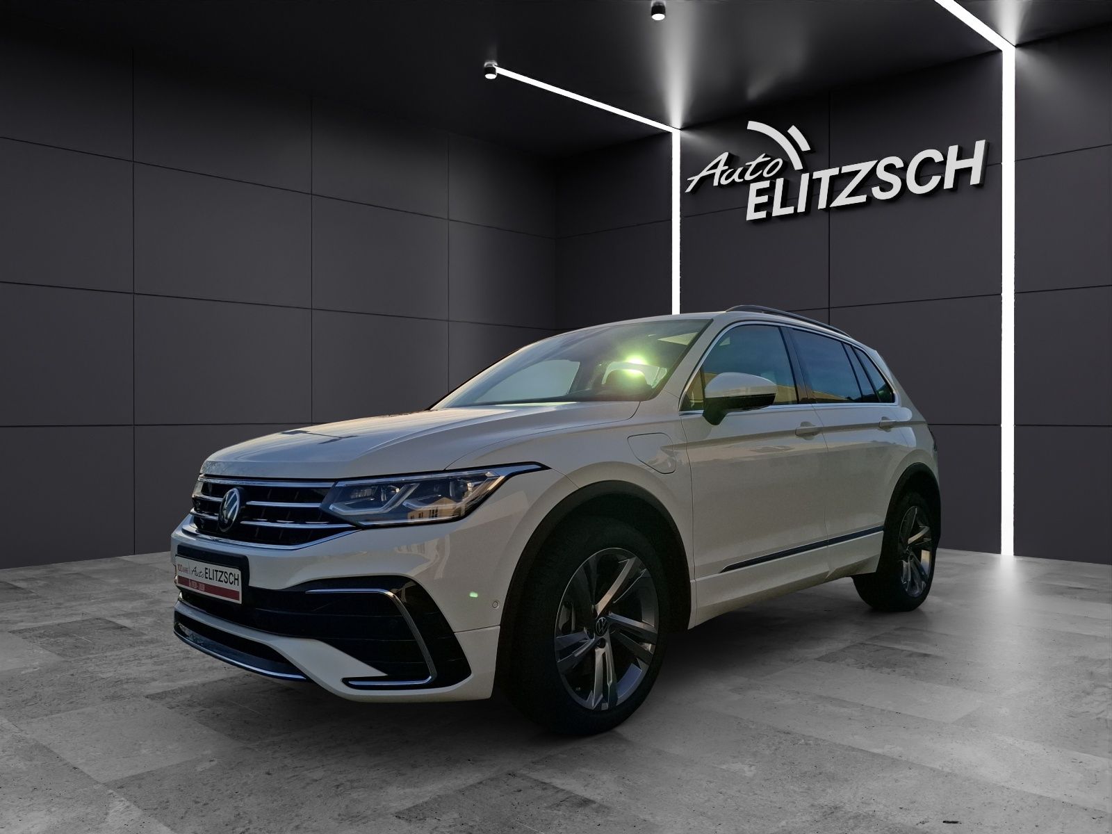 Fahrzeugabbildung Volkswagen Tiguan eHybrid R-Line DSG Matrix AHK Navi Pano A