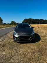 Peugeot 208 Signature - Peugeot e-208 von privat