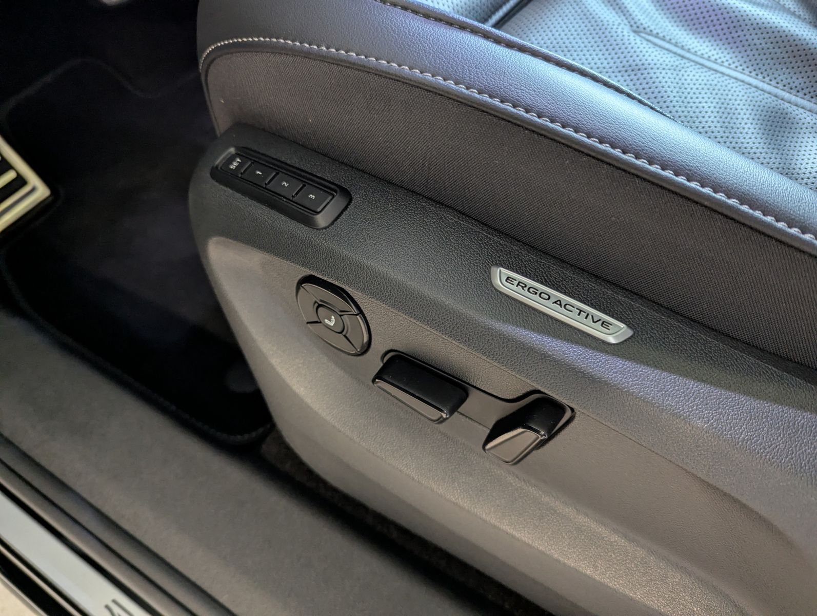 Fahrzeugabbildung Volkswagen Tayron 2.0 R-Line Leder Launch Pano Matrix AHK