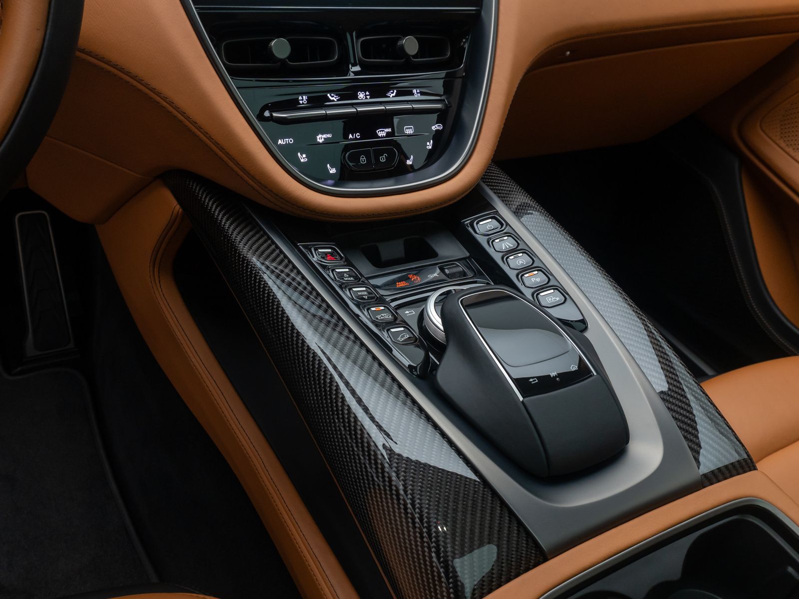 Fahrzeugabbildung Aston Martin DBX 4.0 V8 Individual Carbon Elegance Mega-Voll