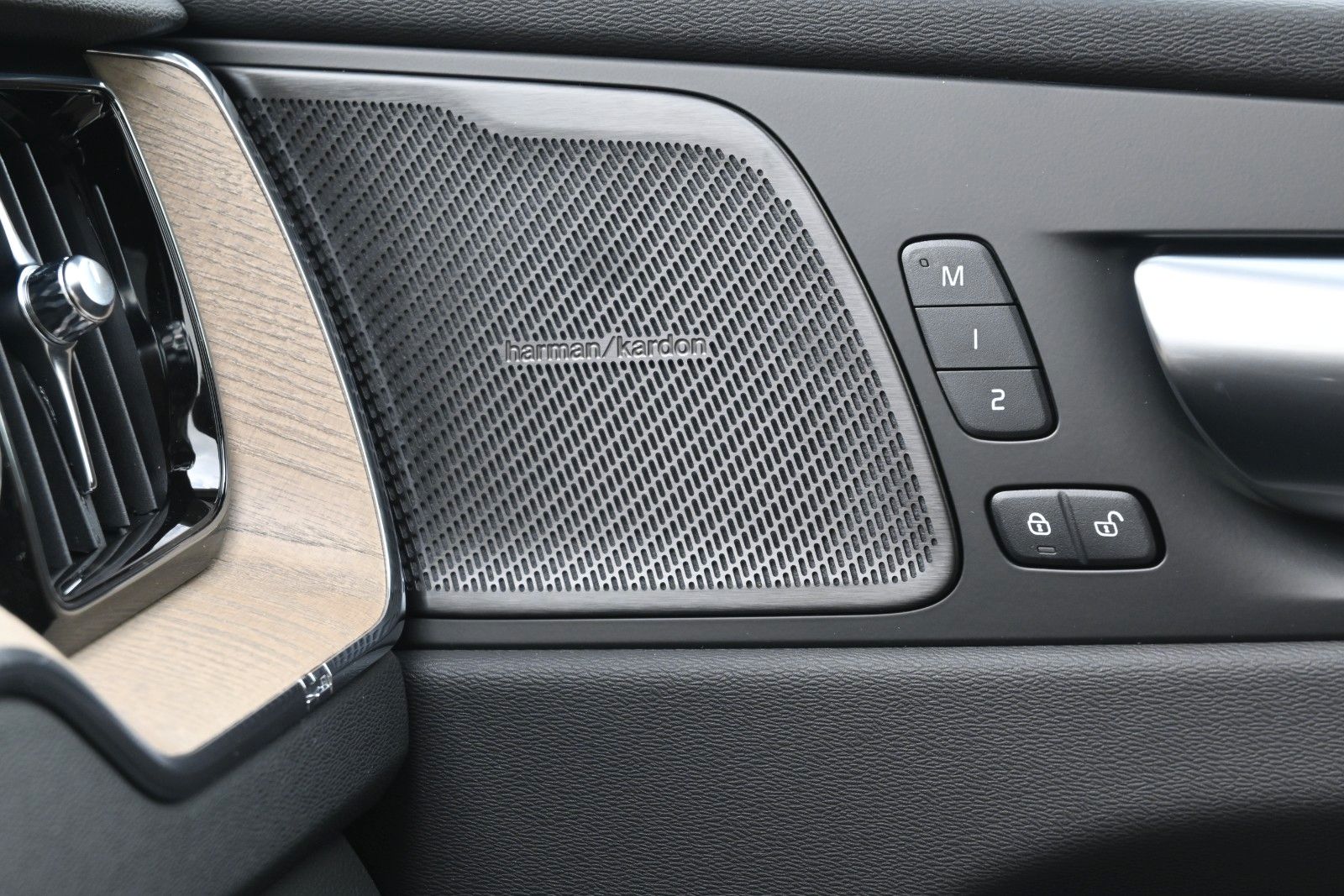 Fahrzeugabbildung Volvo XC60 B5 AWD Plus Dark*FSHZG*360°*ACC*AHK