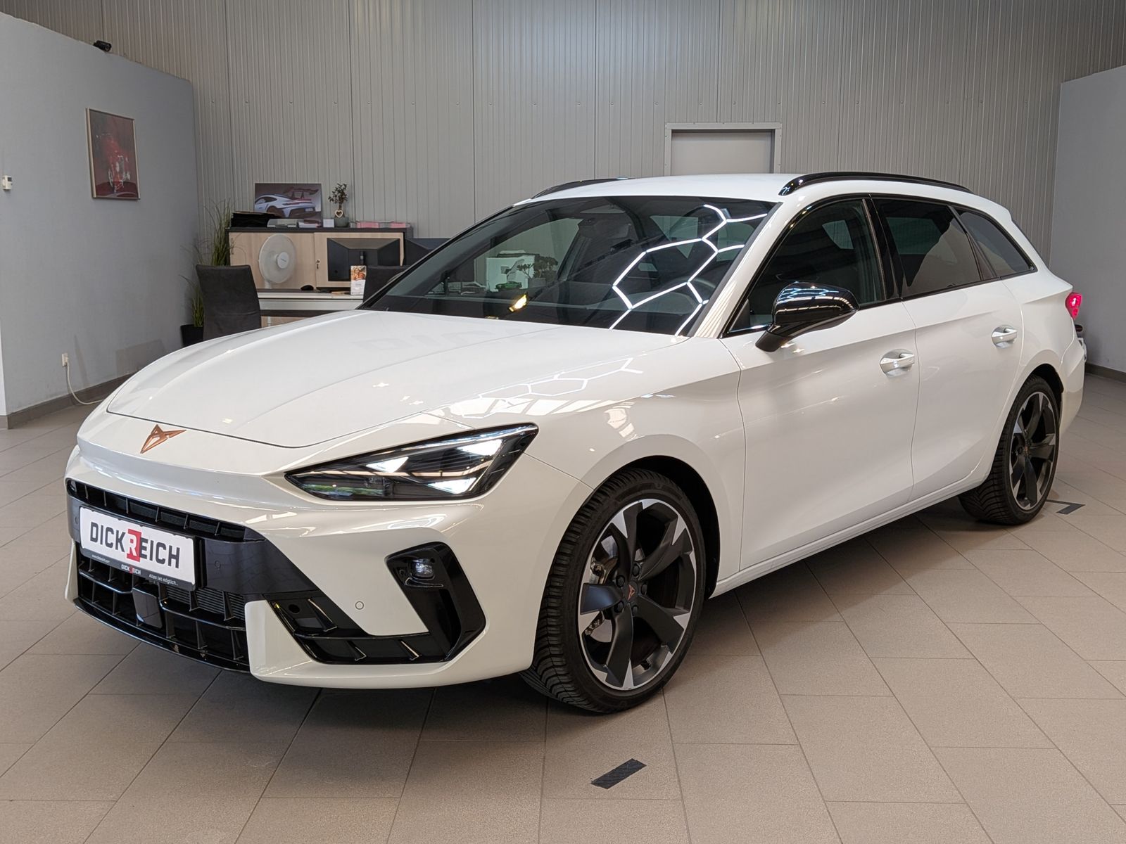 Fahrzeugabbildung CUPRA Leon 1.5 eTSI DSG DYNAMIC-EDGE-PAKET*CAM*AHK*18"