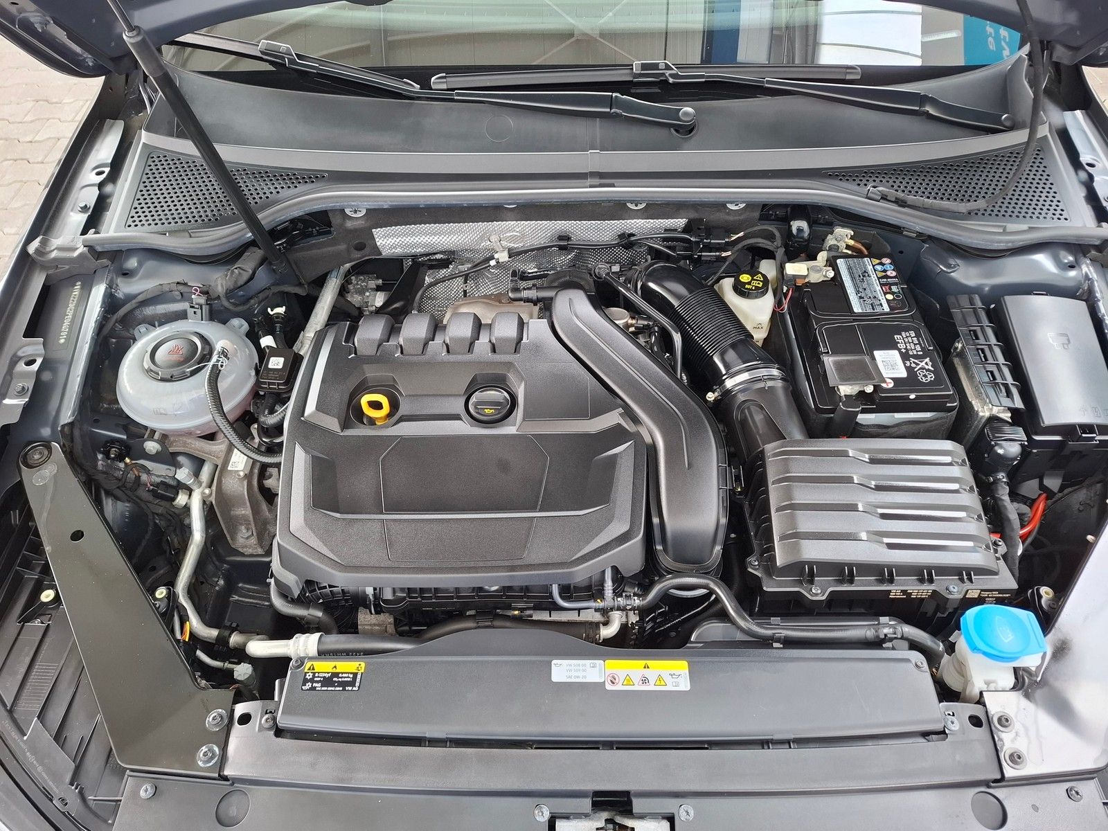Fahrzeugabbildung Volkswagen Passat Var. Business 1.5 TSI DSG +LED +Tempomat
