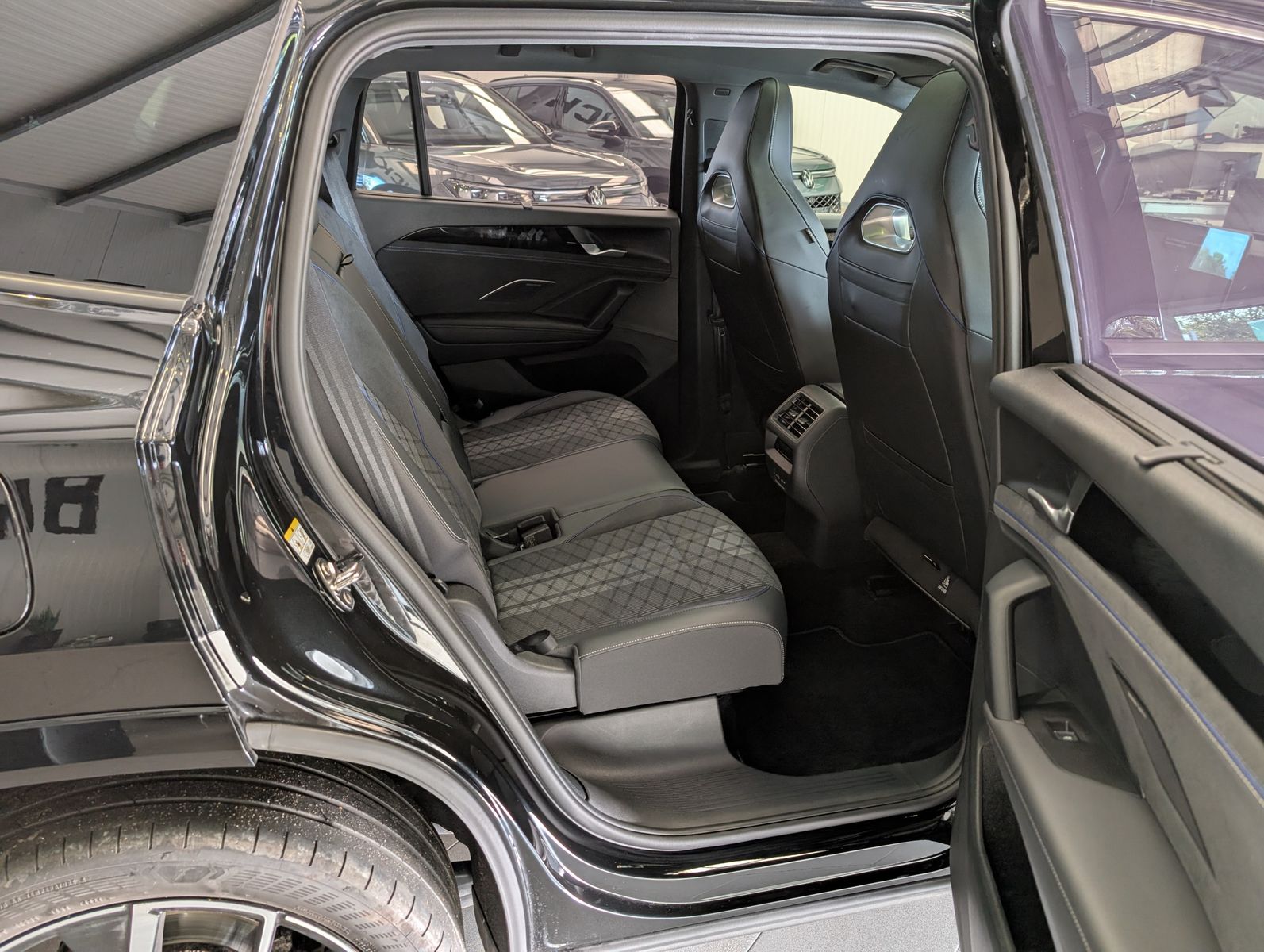 Fahrzeugabbildung Volkswagen Tayron 2.0 4M R-Line Launch Pano Matrix AHK 20"