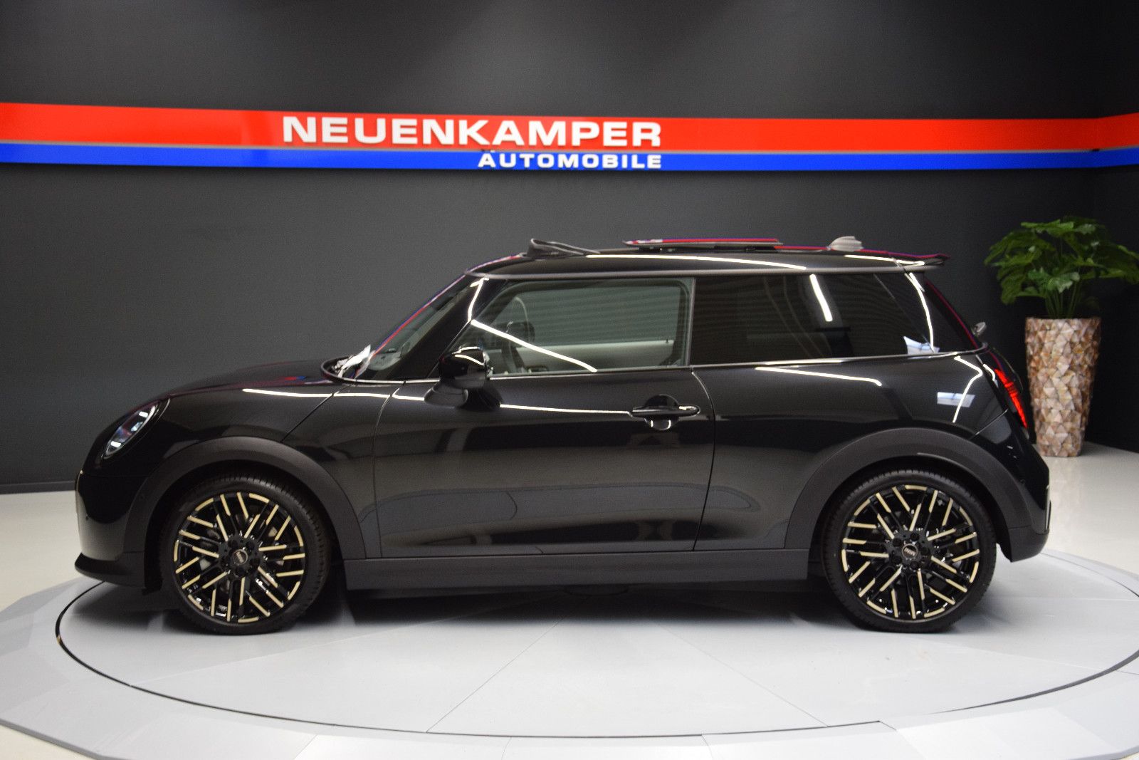 Fahrzeugabbildung MINI Cooper S Favoured Trim M Pano HuD Leder 18 Zoll