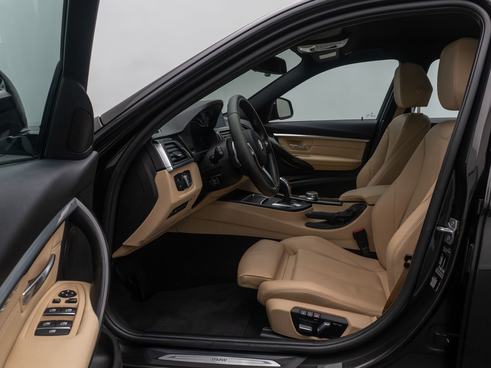 Fahrzeugabbildung BMW 320d SportLine Kamera HiFi NaviPro Alarm Komfort