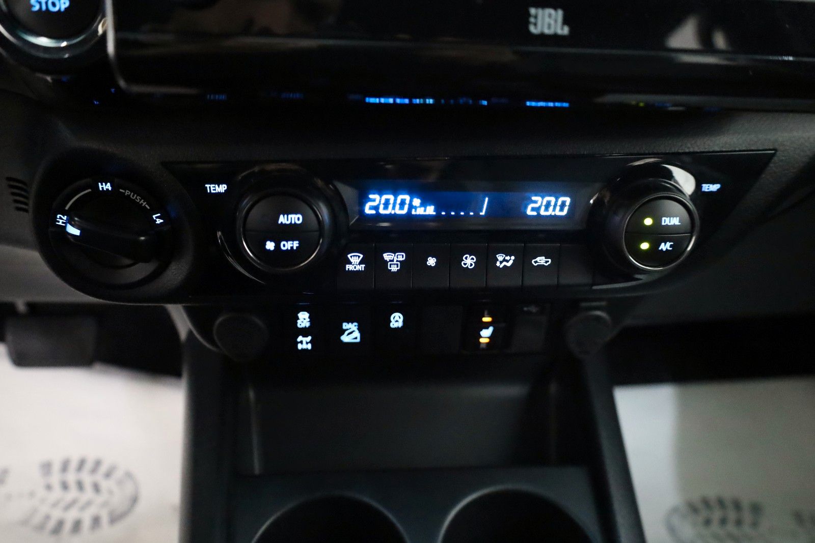 Fahrzeugabbildung Toyota Hilux 2.8 D-4D Invincible,Rollbügel, Rollo , AHK